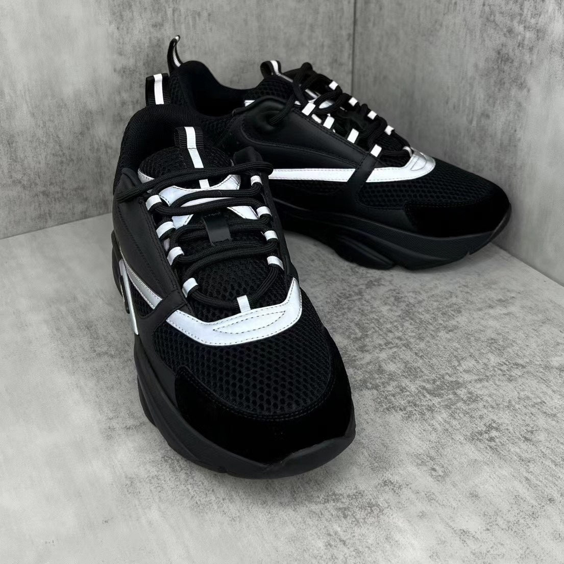 D SNEAKERS